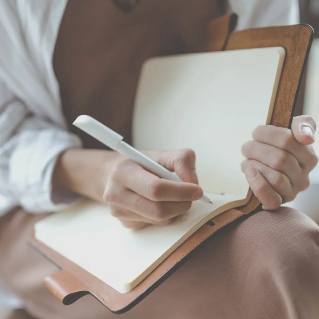 DOKUMENTATION
Dokumentation ist für mich das A & O bei einer nachhaltigen Verbesserung der Darmgesundheit.
Denn wenn Du nicht weißt, wo Du stehst, kannst Du auch nicht wissen, was und wie Du Dich verändern kannst 🙌
Vielleicht hast Du auch schon einmal ein Tagebuch geschrieben, und Dir Spezielles notiert. Gerade bei Beschwerden mit der Verdauung kann es hilfreich sein, zu notieren, was Du gegessen hast.
Aber eine gute Dokumentation geht über das hinaus, und beinhaltet auch andere Faktoren, die im Gesamten sehr viel über die Zusammenhänge und Beschwerden aussagen können.
In meinen 1:1 arbeite ich daher immer mit verschiedenen Arten der Dokumentation.
Aber auch in meinem neuen Workbook "Gutes Bauchgefühl" geht es genau um diese Selbstbeobachtung und Dokumentation. Sie ist für mich ein so wichtiger Baustein um in all dem Wirrwarr wieder in eine Beziehung zu sich selbst zu kommen zu können.
Welche kennst Du bereits und welche hast Du schon ausprobiert?
Schreibe doch gerne in den Kommentaren➡️
#darmgesundheit #darmflora #darmreinigung #darmgleichgewicht #darmsanierung #darmprobleme #darmbeschwerden #darmmikrobiom #guthealthcoach #guthealing #gutbrainconnection #verdauungsprobleme #verdauung #verstopfung #ced #blähungen #morbuscrohn #colitis #reizdarm #microbiota #mirkobiom #nahrungsmittelunverträglichkeit #histaminintoleranz #pcos #allergie